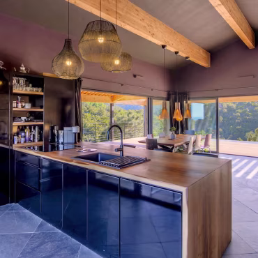 Cuisine équipée et salle à manger - Villa Nature - Espaces de vie