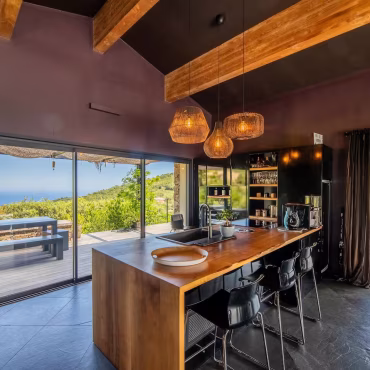 Cuisine équipée face à la mer - Villa Nature - Espaces de vie