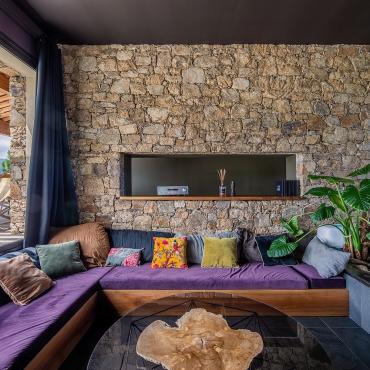 Salon encastré et son mur de pierres corses traditionnel - Villa Nature - Espaces de vie