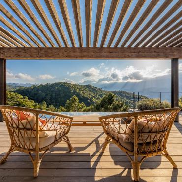 Terrasse calme et apaisante de la villa, entourée du maquis corse - Villa Nature - Espaces extérieurs