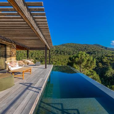 La piscine à débordement et ses assises extérieures, face au montagnes corse - Villa Nature - Espaces extérieurs