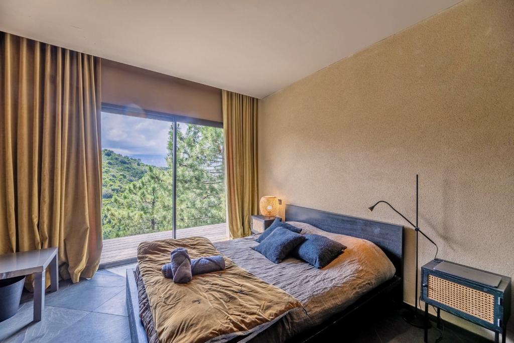 Chambre 3 avec lit double et accès à la terrasse - Villa Nature - Location de villa à Sari-Solenzara, Corse