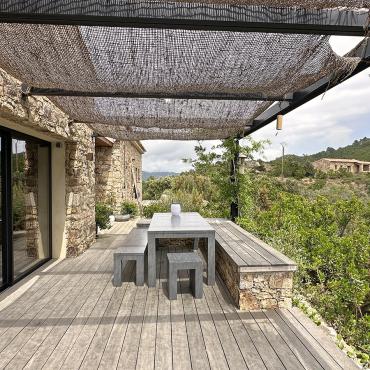 Terrasse Est sous la glycine - Villa Nature - Espaces extérieurs -