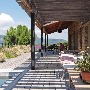 La terrasse calme et apaisante avec ses fauteuils, canapés et immortelles corses - Villa Nature - Espaces extérieurs