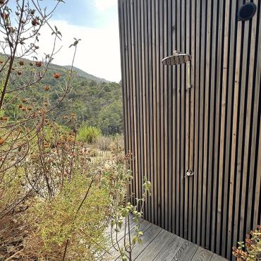 La douche extérieure - Cabane Casella - Location de tiny house à Sari-Solenzara, Corse