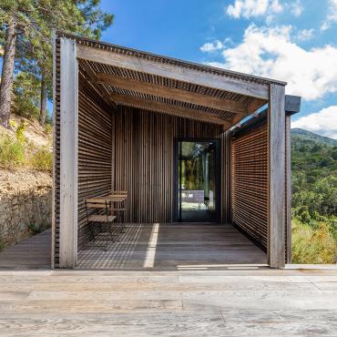 Une cabane design d'inspiration japonaise nichée entre les arbres - Cabane Casella - Location de tiny house à Sari-Solenzara, Corse