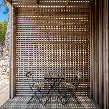 Manger face aux Aiguilles de Bavella, terrasse couverte - Cabane Casella - Location de tiny house à Sari-Solenzara, Corse