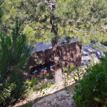 Un immersion dans la nature, caché à travers les arbres - Cabane Casella - Location de tiny house à Sari-Solenzara, Corse