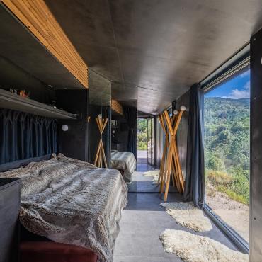 L'intérieur de la cabane : lit double et kitchenette - Cabane Casella - Location de tiny house à Sari-Solenzara, Corse