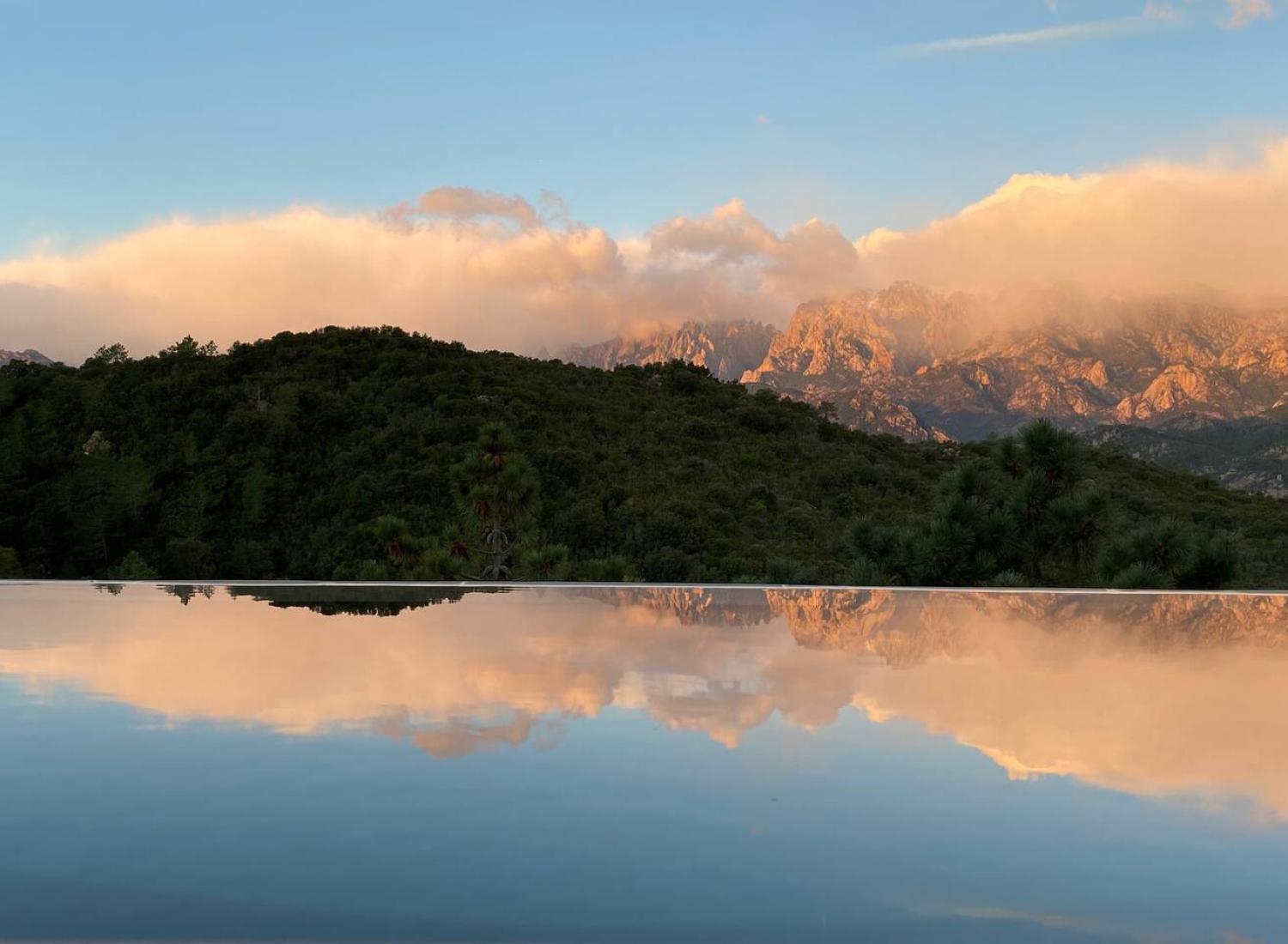 Reflet des montagnes corses sur la piscine à débordement - Villa Nature - Espaces extérieurs