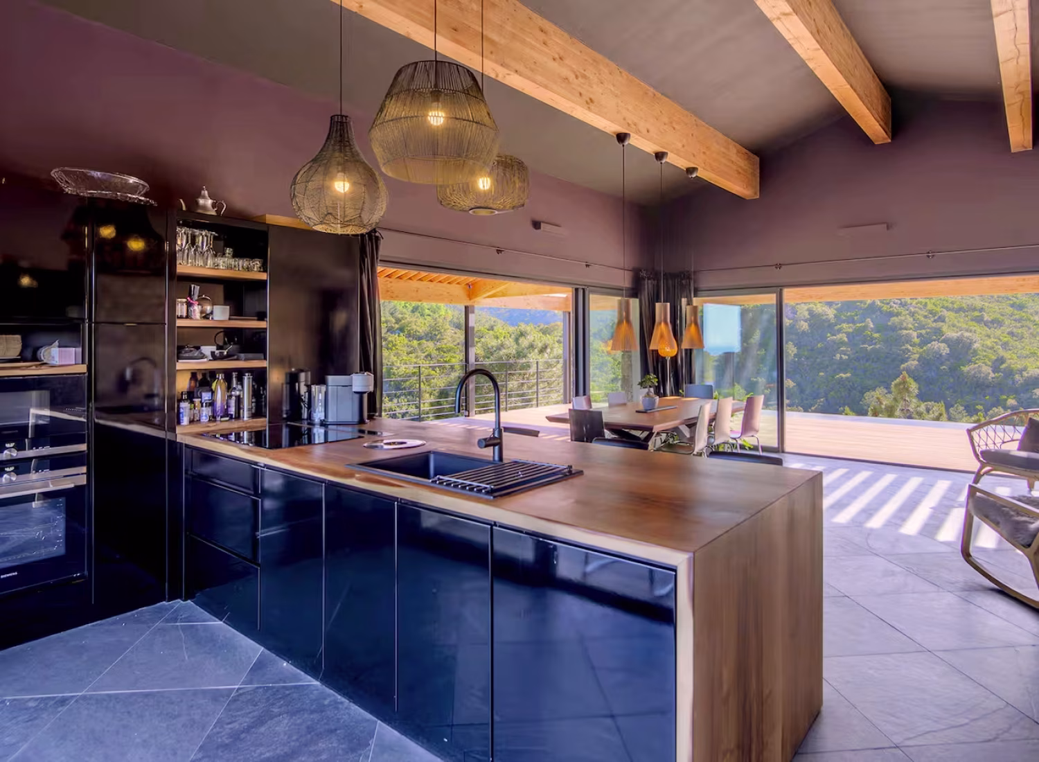 Cuisine équipée et salle à manger - Villa Nature - Espaces de vie