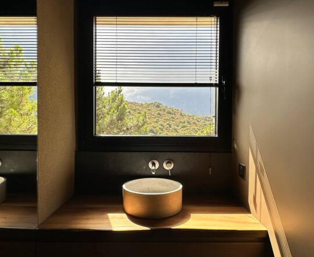 Un lavabo face à la nature - Salle d'eau chambre 3 - Villa Nature - Location de villa à Sari-Solenzara, Corse