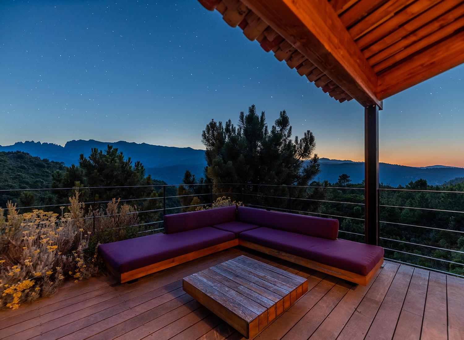 Salon extérieur, lounge pour soirée et apéritifs - Villa Nature - Espaces extérieurs