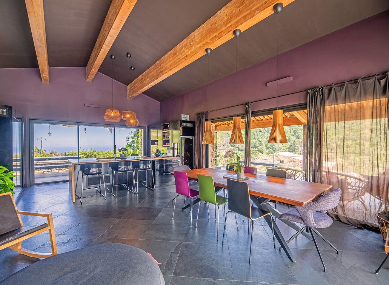 Salle à manger et cuisine équipée - Villa Nature - Espaces de vie