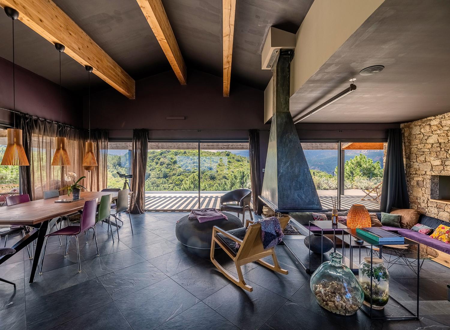 Salon et salle à manger face au Aiguilles de Bavella - Villa Nature - Espaces de vie