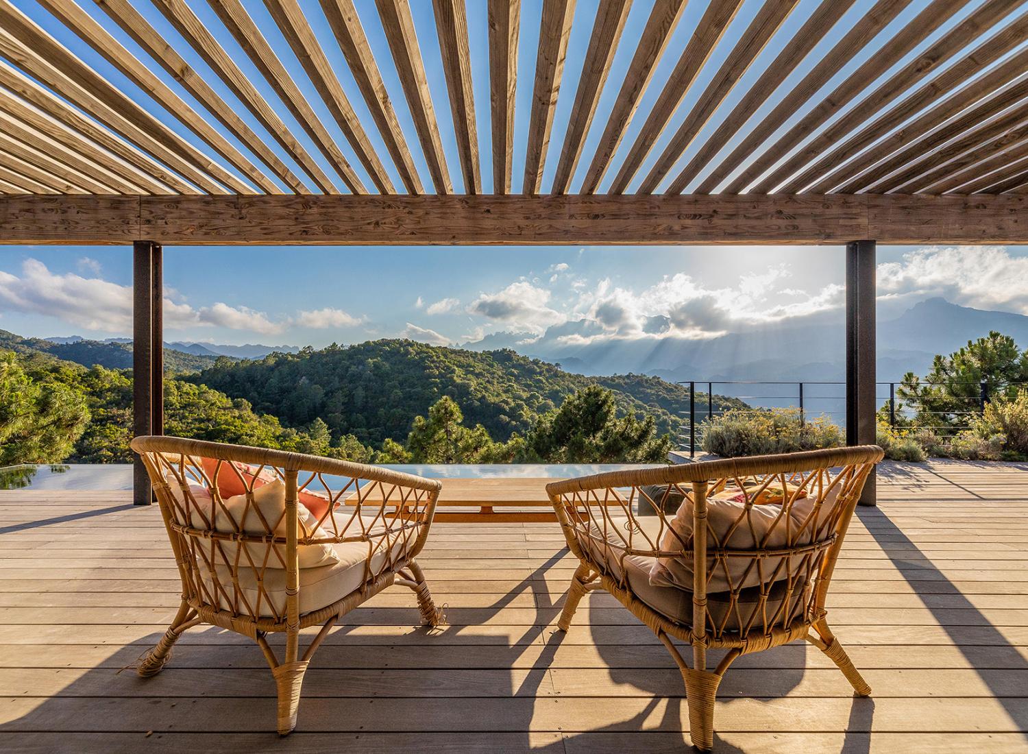 Terrasse calme et apaisante de la villa, entourée du maquis corse - Villa Nature - Espaces extérieurs