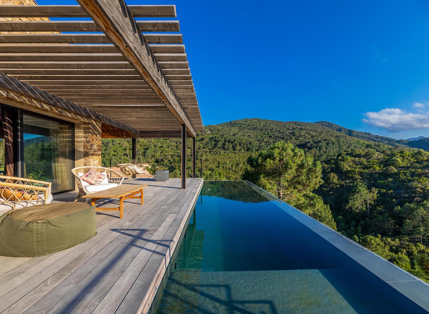 La piscine à débordement et ses assises extérieures, face au montagnes corse - Villa Nature - Espaces extérieurs