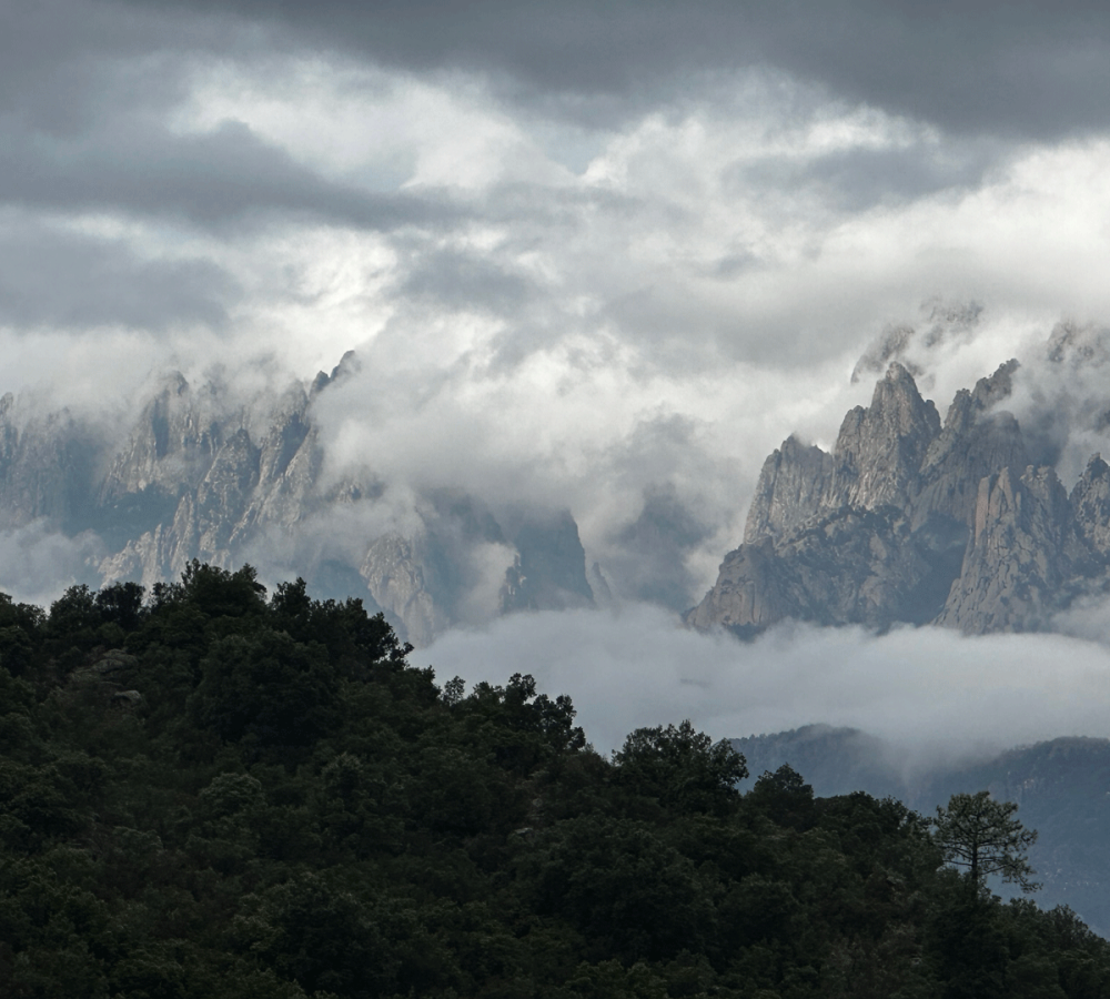 Les aiguilles de Bavella sous les nuages- Villa Nature - Découvrir Sari-Solenzara et ses alentours
