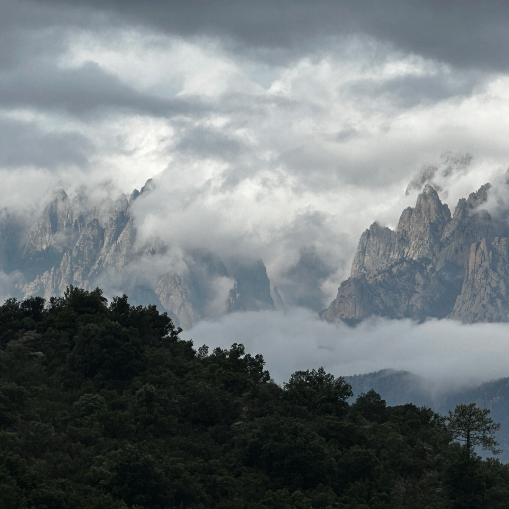 Les aiguilles de Bavella sous les nuages- Villa Nature - Découvrir Sari-Solenzara et ses alentours