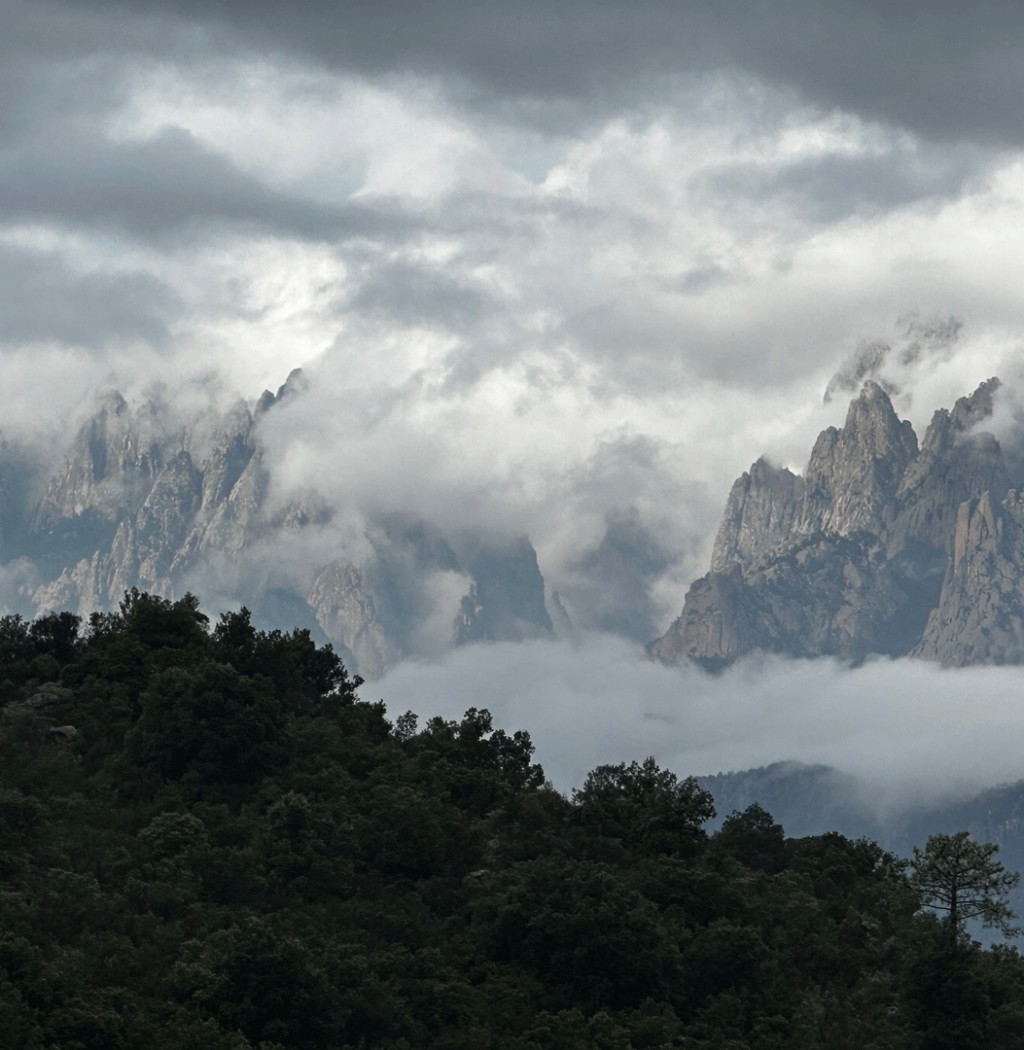 Les aiguilles de Bavella sous les nuages- Villa Nature - Découvrir Sari-Solenzara et ses alentours