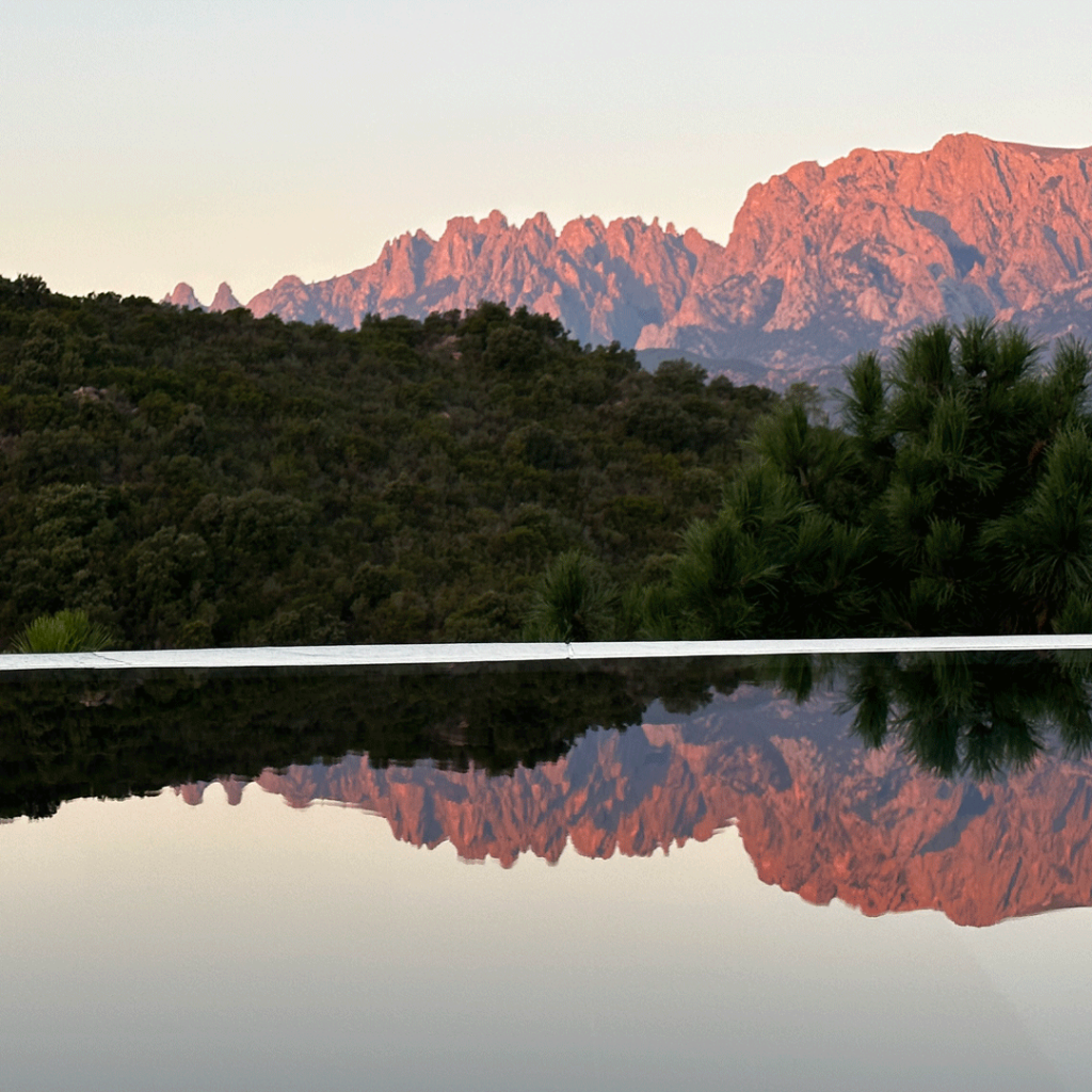 Reflet des Aiguille de Bavella dans la piscine de la Villa Nature - Découvrir Sari-Solenzara et ses alentours