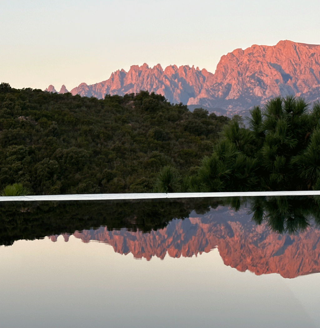 Reflet des Aiguille de Bavella dans la piscine de la Villa Nature - Découvrir Sari-Solenzara et ses alentours