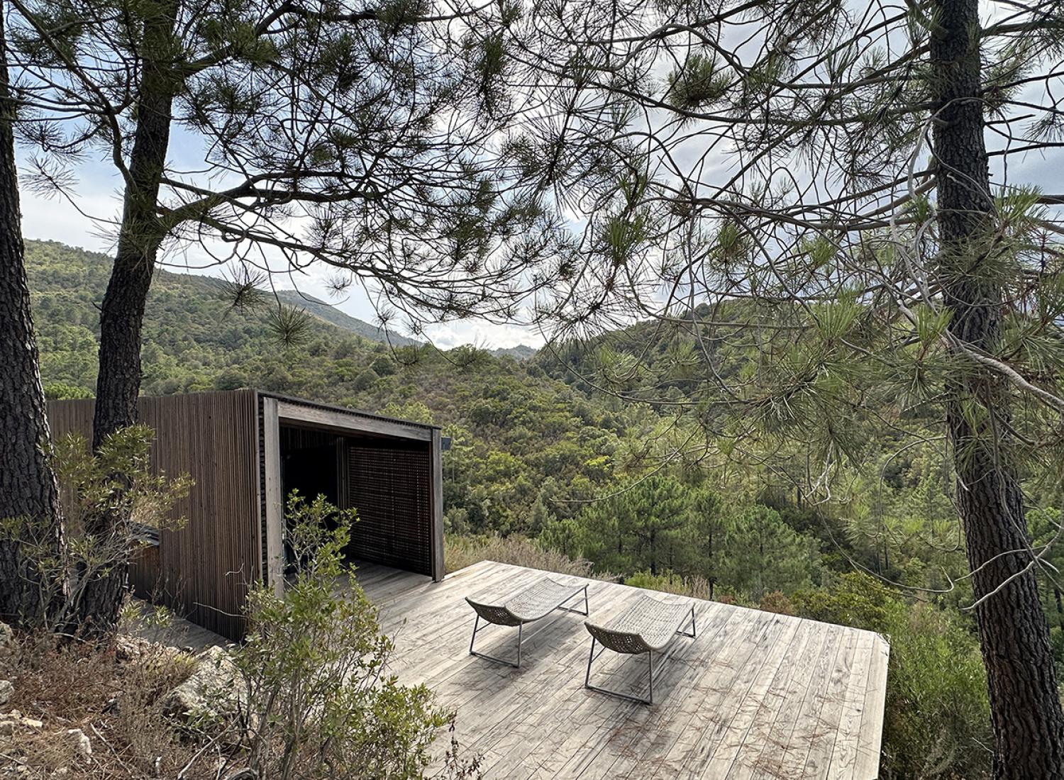 Transats face aux Aiguilles de Bavella - Cabane Casella - Location de tiny house à Sari-Solenzara, Corse