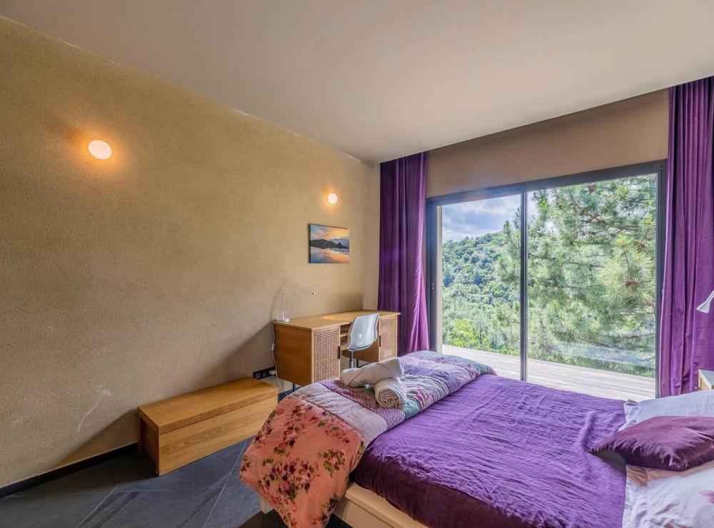 Chambre 2 avec lit double, bureau et accès à la terrasse - Villa Nature - Location de villa à Sari-Solenzara, Corse