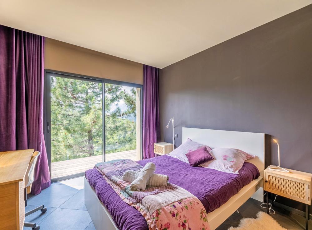 Chambre 2 avec bureau et accès à la terrasse - Villa Nature - Location de villa à Sari-Solenzara, Corse