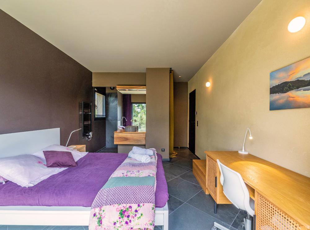 Chambre 2 avec bureau et salle d'eau privative - Villa Nature - Location de villa à Sari-Solenzara, Corse