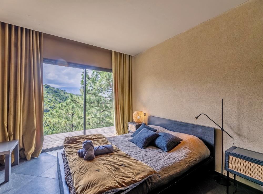 Chambre 3 avec lit double et accès à la terrasse - Villa Nature - Location de villa à Sari-Solenzara, Corse