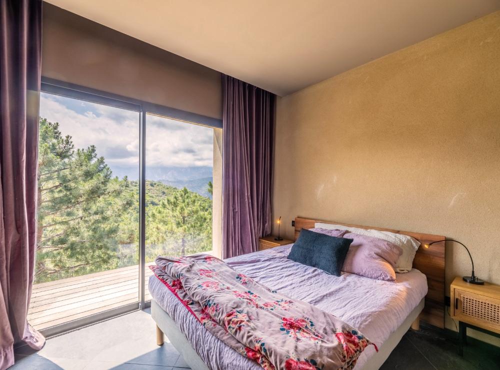 Chambre 4 avec lit double et accès à la terrasse - Villa Nature - Location de villa à Sari-Solenzara, Corse