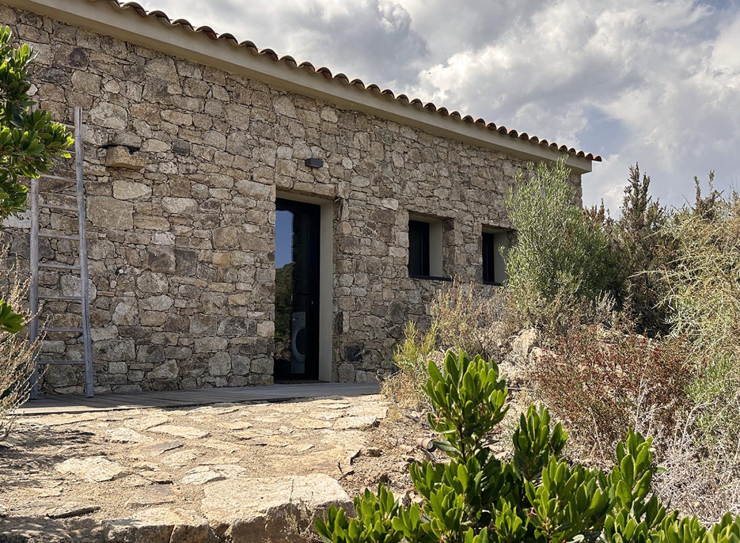 La douche cascade en pierres Corses - Villa Nature - Location de villa à Sari-Solenzara, Corse