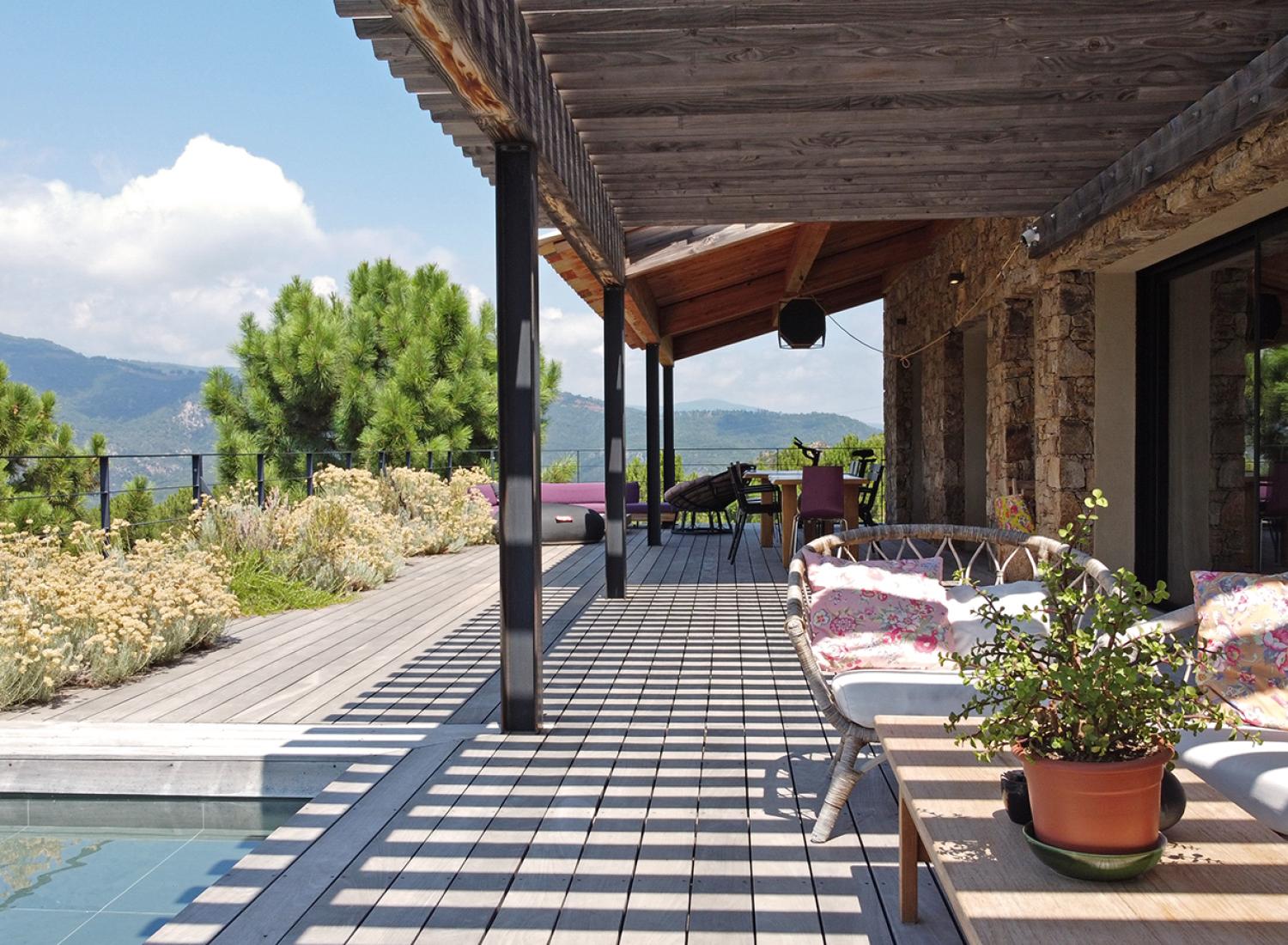 La terrasse calme et apaisante avec ses fauteuils, canapés et immortelles corses - Villa Nature - Espaces extérieurs