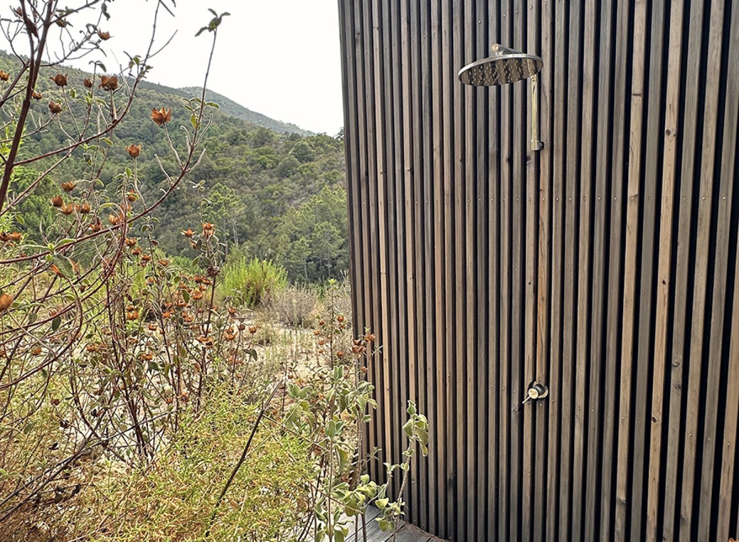 La douche extérieure - Cabane Casella - Location de tiny house à Sari-Solenzara, Corse