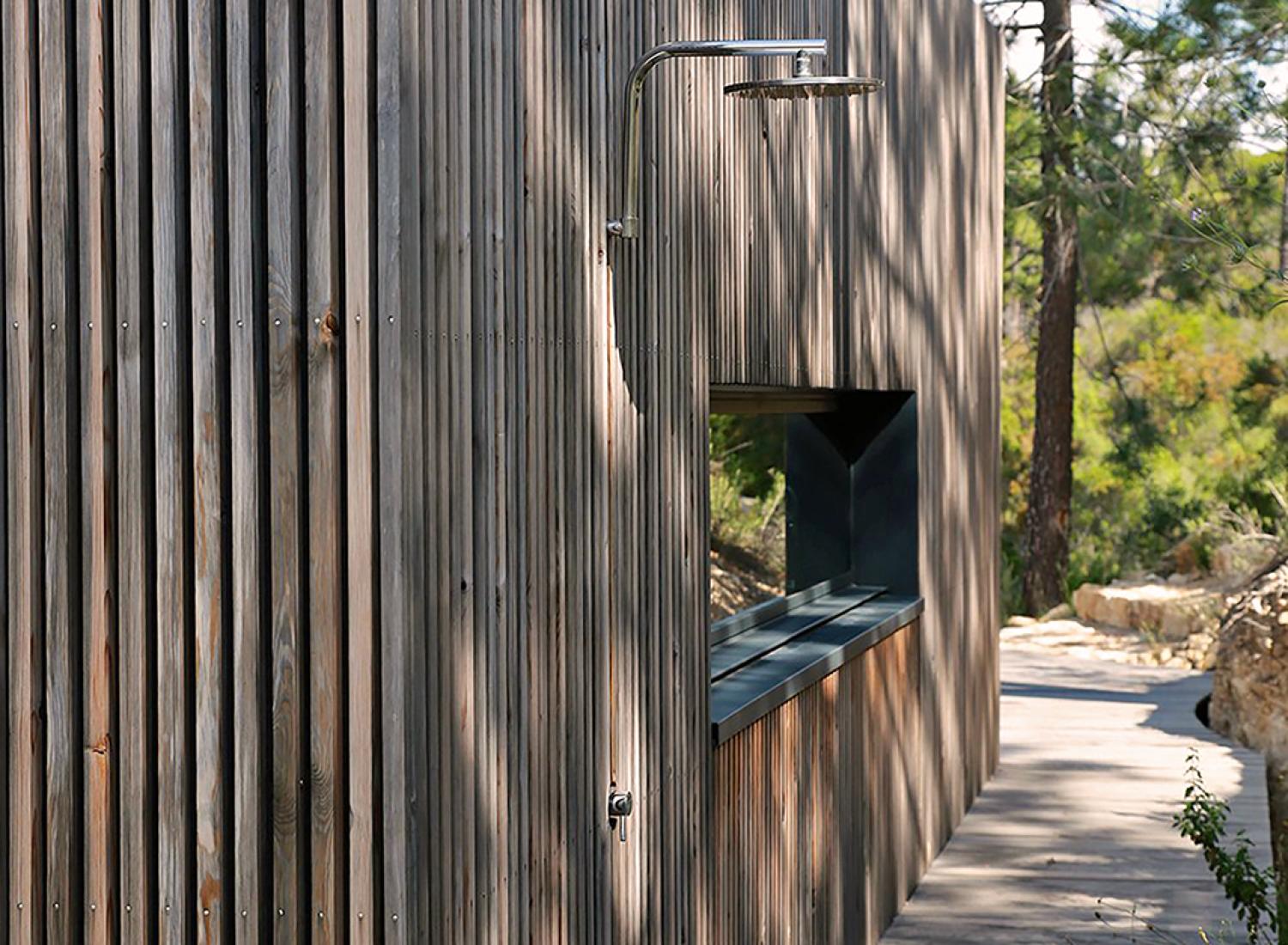 La douche extérieure - Cabane Casella - Location de tiny house à Sari-Solenzara, Corse