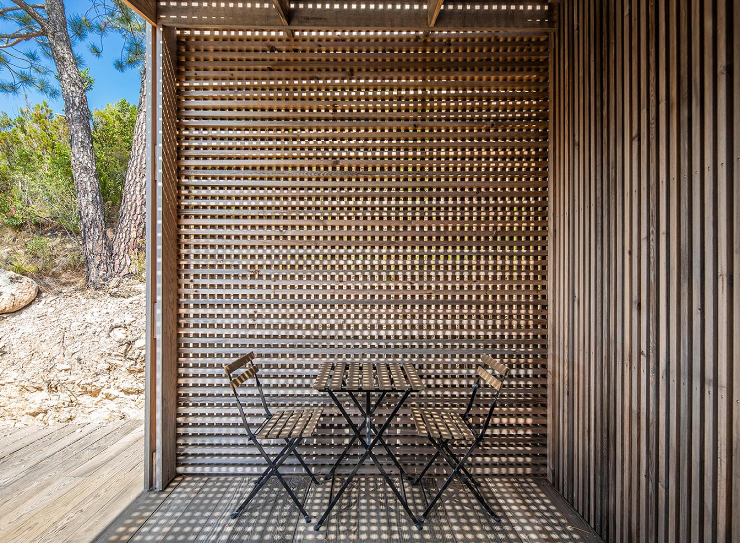 Manger face aux Aiguilles de Bavella, terrasse couverte - Cabane Casella - Location de tiny house à Sari-Solenzara, Corse