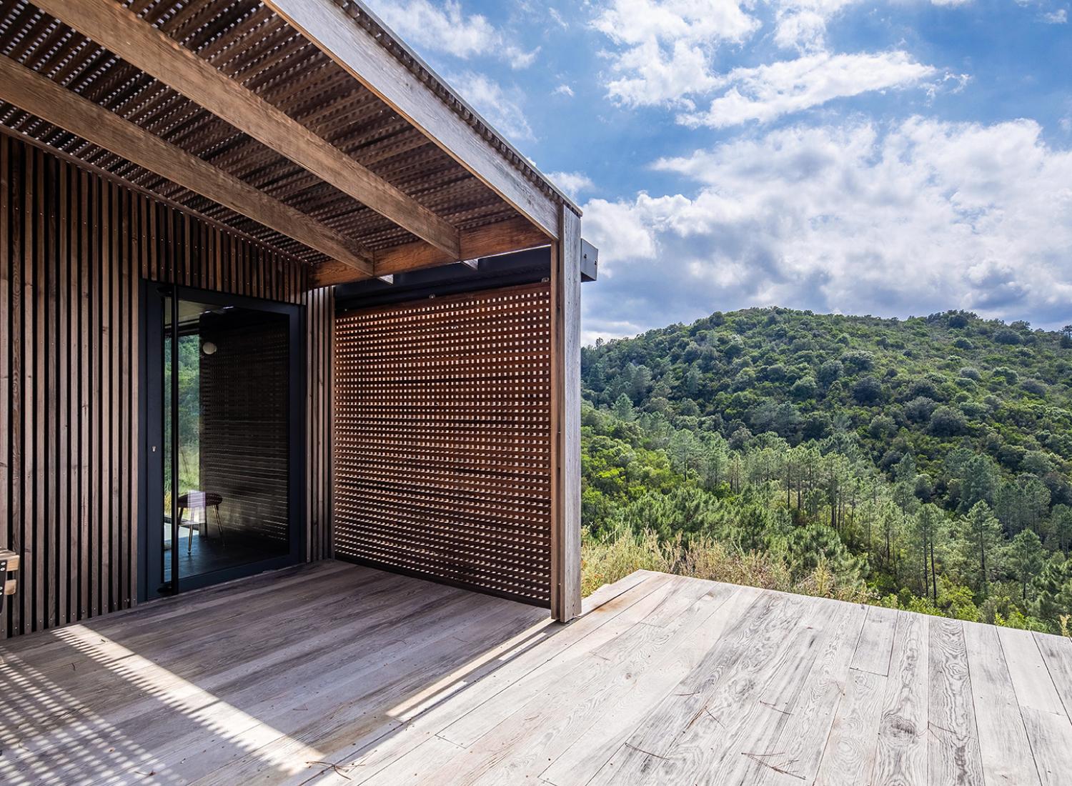 La pergola coulissante de la cabane, face aux Aiguilles de Bavella - Cabane Casella - Location de tiny house à Sari-Solenzara, Corse