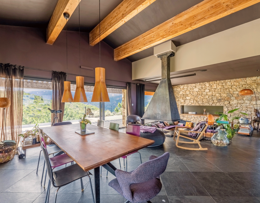 Grande table 12 personnes et salon encastré face aux Aiguilles de Bavella - Villa Nature, espaces de vie - Location de villa à Sari-Solenzara, Corse