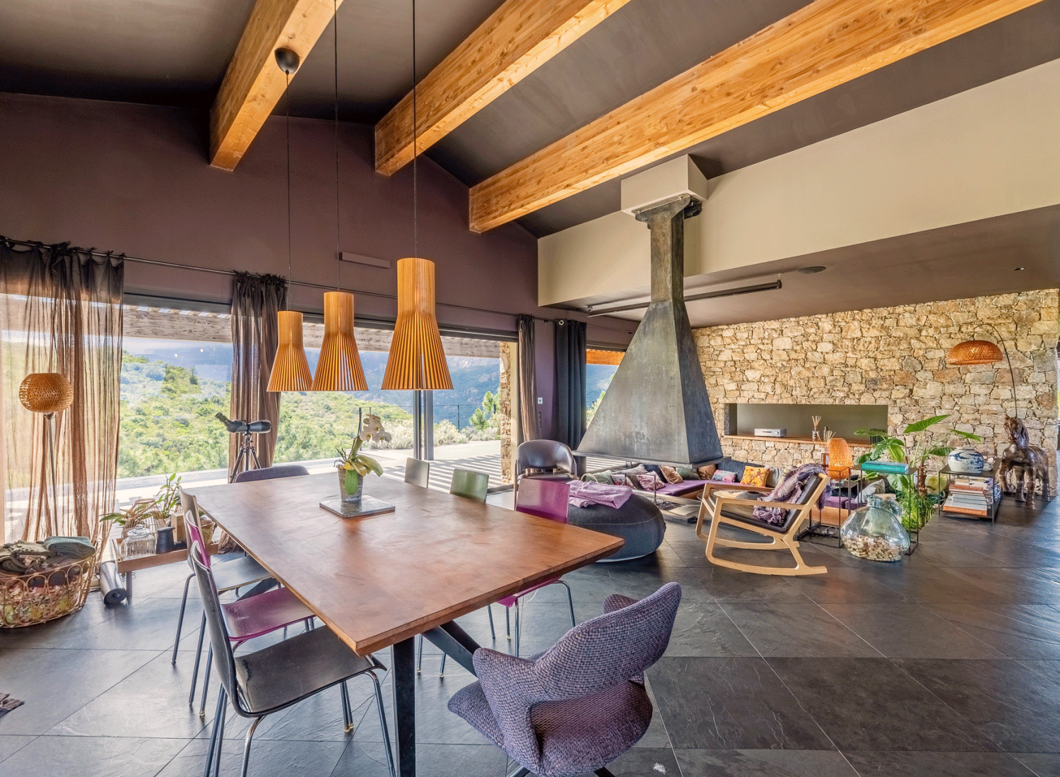 Grande table 12 personnes et salon encastré face aux Aiguilles de Bavella - Villa Nature, espaces de vie - Location de villa à Sari-Solenzara, Corse