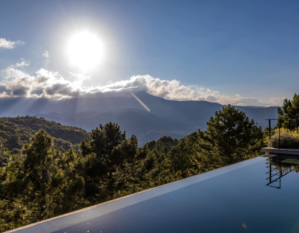 Vue sur les montagnes depuis la piscine à débordement de jour - Villa Nature - Location de villa à Sari-Solenzara, Corse