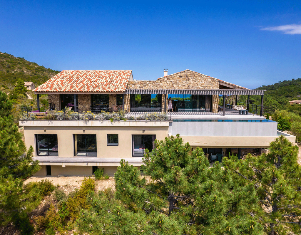 Vue extérieure de la villa et sa piscine à débordement - Villa Nature - Location de villa à Sari-Solenzara, Corse