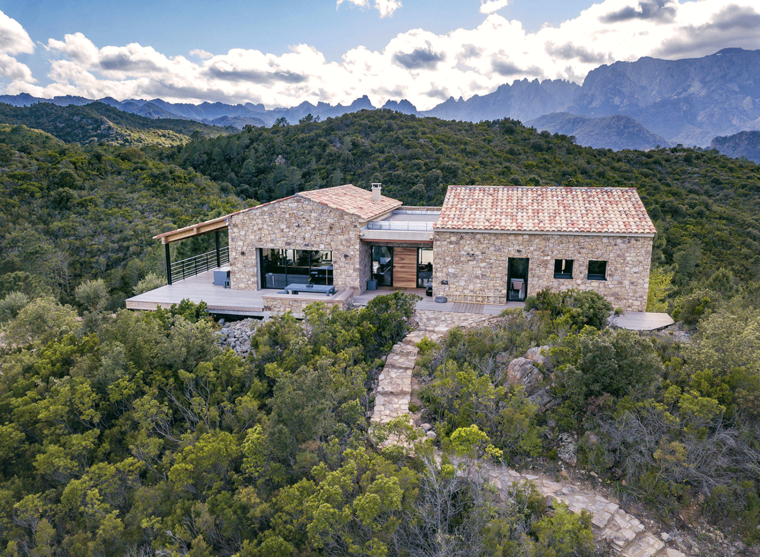 L'entrée de la maison, comme les bergeries corses - Villa Nature - Location de villa à Sari-Solenzara, Corse