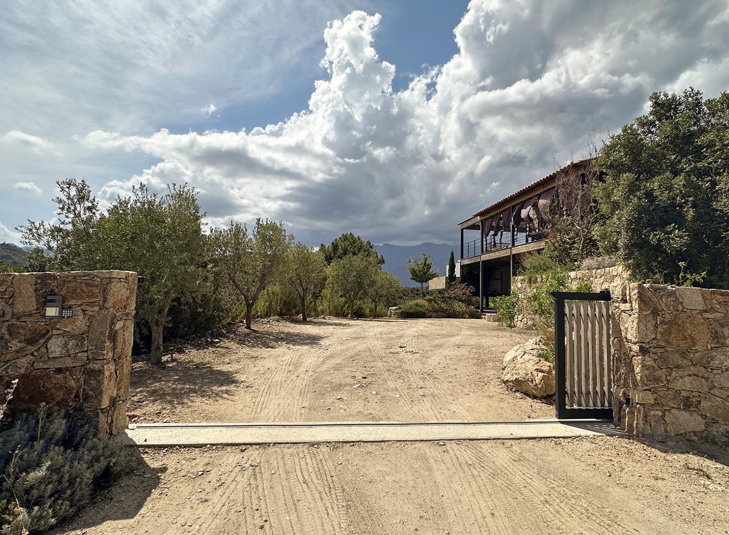 Portail sécurisé ouvert - Villa Nature - L'entrée