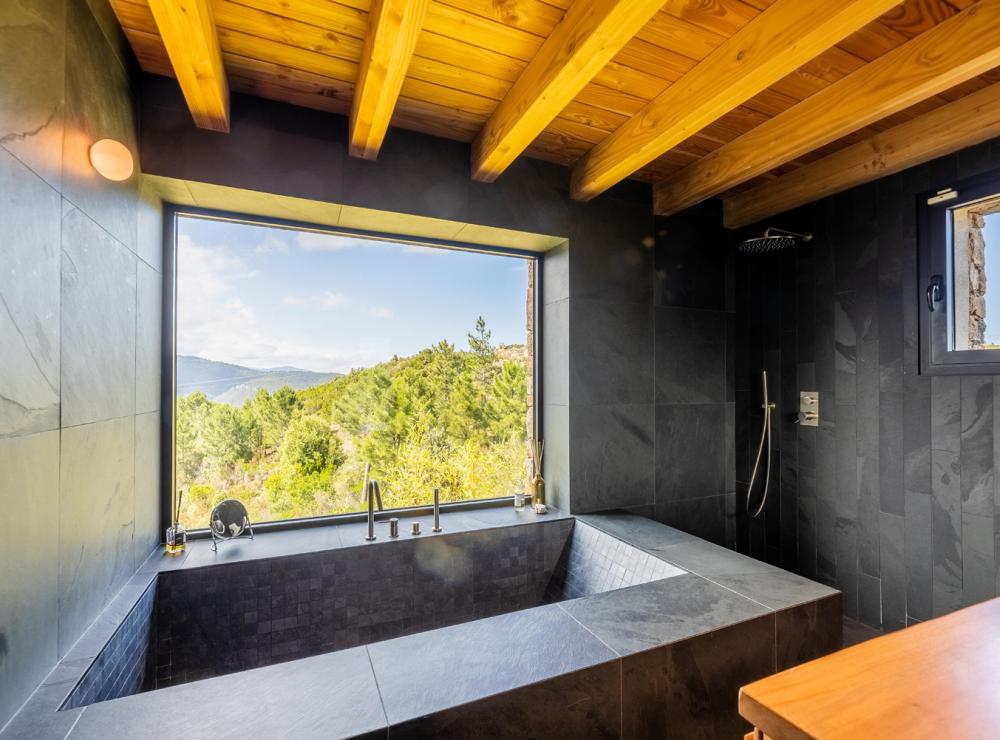 Salle de bain principal avec baignoire japonaise en ardoise Villa Nature - Location de villa à Sari-Solenzara, Corse