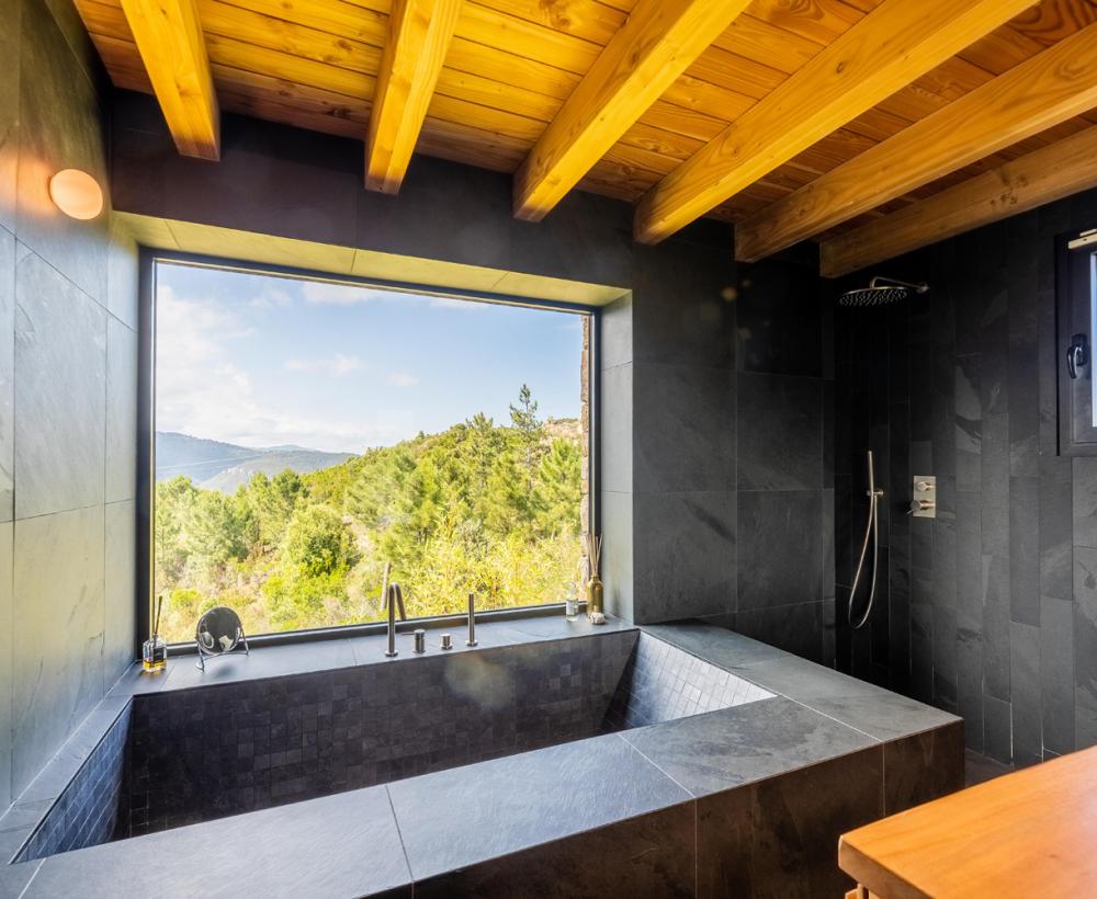 Salle de bain principal avec baignoire japonaise en ardoise Villa Nature - Location de villa à Sari-Solenzara, Corse
