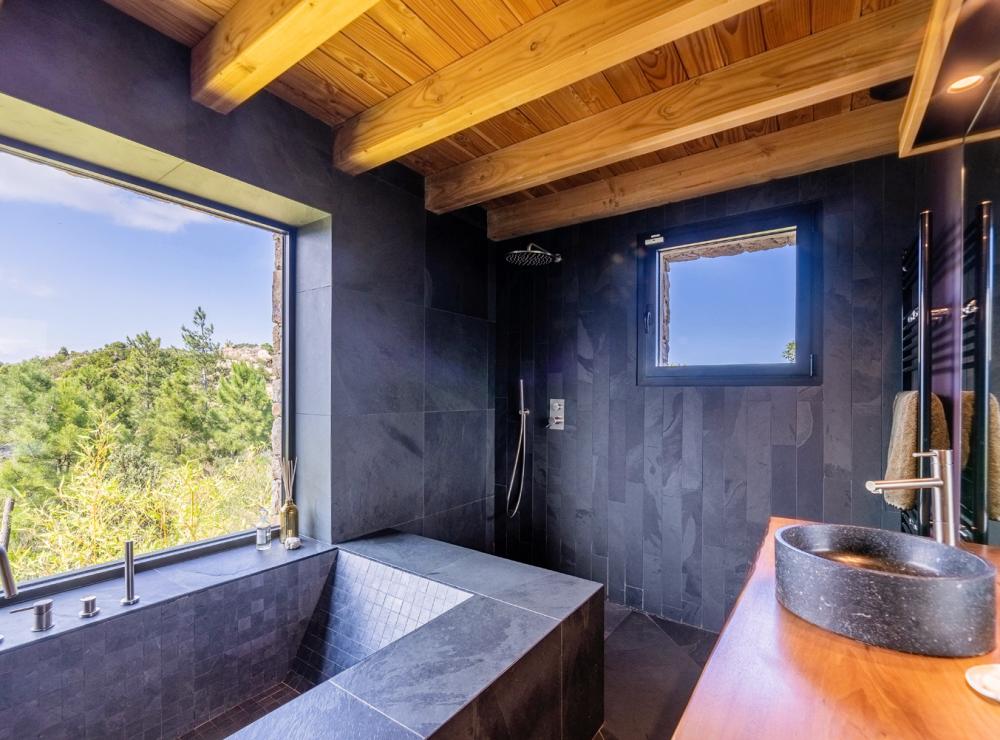 Salle de bain principal avec baignoire japonaise en ardoise Villa Nature - Location de villa à Sari-Solenzara, Corse