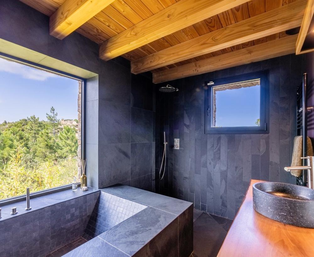 Salle de bain principal avec baignoire japonaise en ardoise Villa Nature - Location de villa à Sari-Solenzara, Corse