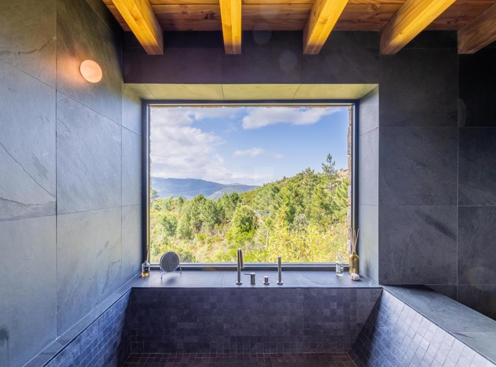 Vue sur le maquis corse depuis la baignoire japonaise en ardoise Villa Nature - Location de villa à Sari-Solenzara, Corse