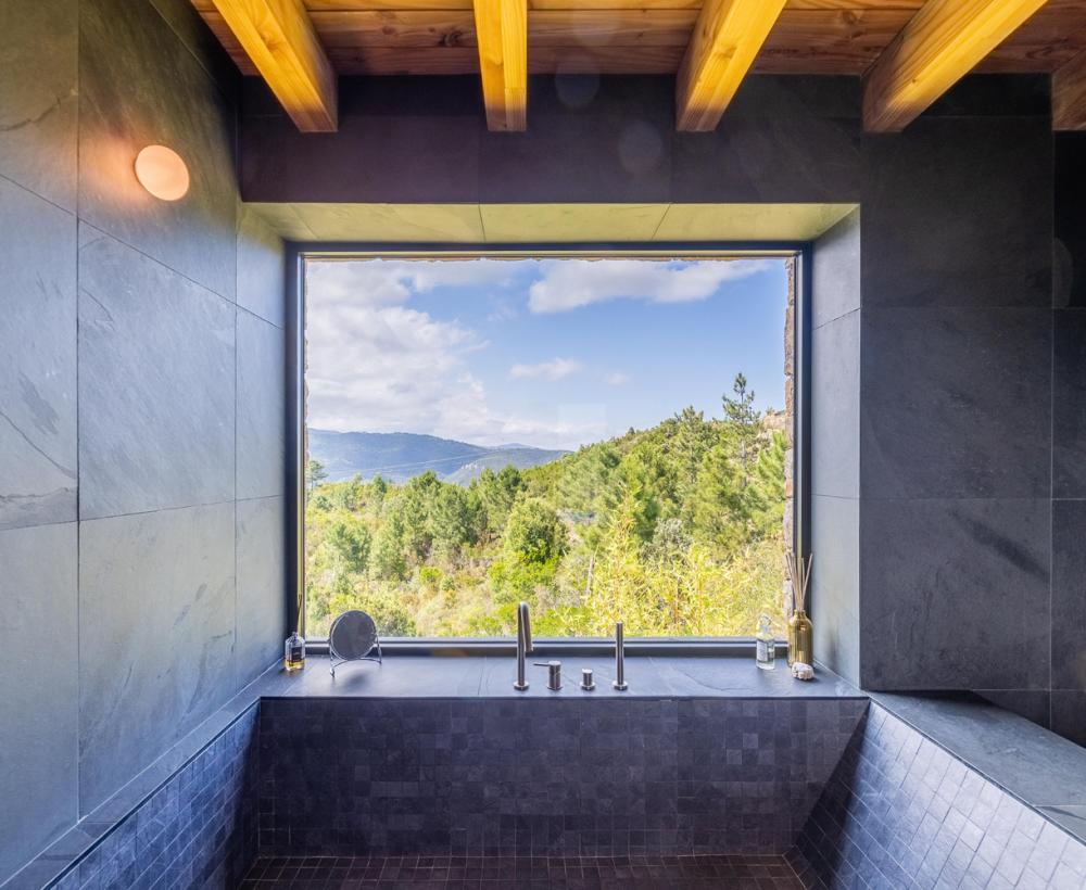 Vue sur le maquis corse depuis la baignoire japonaise en ardoise Villa Nature - Location de villa à Sari-Solenzara, Corse